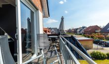 Wohnzimmer mit Blick auf Ohrensessel und TV