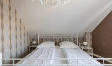 Wohnzimmer mit Blick auf Anrichte