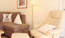 Wohnzimmer Couch und Relax-Sessel