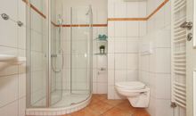 Bad mit Dusche und WC