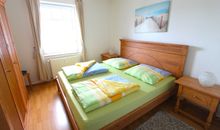 Schlafzimmer mit Doppelbett