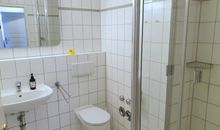 Badezimmer mit Dusche und WC