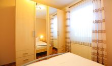 Schlafzimmer mit Kleiderschrank