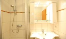 Bad mit Dusche und WC