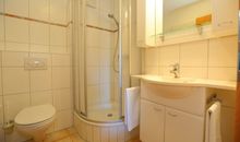 Bad mit Dusche und WC