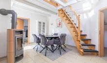 Essbereich mit Kamin un Treppe zum Obergeschoss