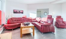 großes Sofa im Wohnzimmer