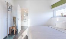Schlafzimmer mit Blick auf Badezimmertür