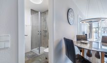 Esstisch und Badezimmer