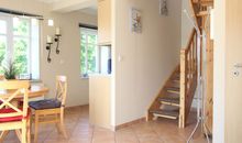 Wohnzimmer Essecke und Treppe zum DG