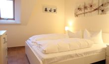 Schlafzimmer mit Doppelbett