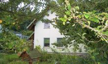 Blick vom Garten zum Haus