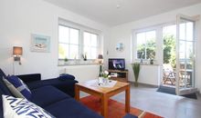 Blick ins Wohnzimmer mit TV