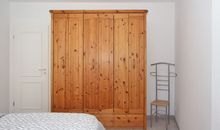 Schlafzimmer mit Kleiderschrank