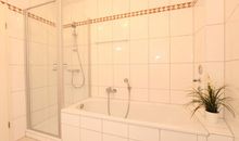 Bad mit Badewanne und Dusche