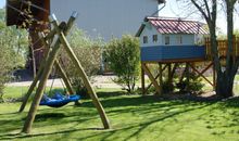 Nestschaukel und Spielhaus