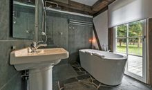komfortables Bad mit Wanne und Dusche