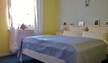 Helles Schlafzimmer mit Doppelbett
