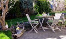 sonnige Terrasse im Grünen