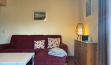 Wohnbereich mit Kamin und Terrassenzugang