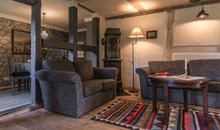 Wohnzimmer mit Lübecker Kachelofen