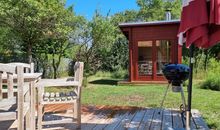 Saunahaus im umzäunten Garten