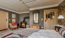 gemütliches Schlafzimmer mit Franklin-Ofen