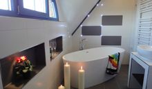 Bad oben mit Dusche und Badewanne