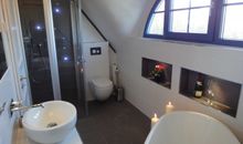 Bad oben mit Dusche und Badewanne