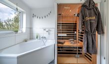 Ferienhaus An der Ostsee by Seeblick Ferien ORO, direkte Wasserlage,Sauna,E-Säule
