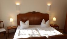 Gut Rattelvitz Parterre A, hochwertig, Sauna, Kamin, eTankstelle, Spielscheune, 15.000qm Parkland