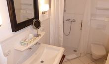 Gut Rattelvitz Parterre A, hochwertig, Sauna, Kamin, eTankstelle, Spielscheune, 15.000qm Parkland