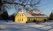 Gut Rattelvitz Parterre A, hochwertig, Sauna, Kamin, eTankstelle, Spielscheune, 15.000qm Parkland