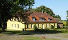 Gut Rattelvitz Parterre A, hochwertig, Sauna, Kamin, eTankstelle, Spielscheune, 15.000qm Parkland