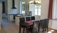 Gut Rattelvitz Parterre A, hochwertig, Sauna, Kamin, eTankstelle, Spielscheune, 15.000qm Parkland