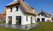 reetgedecktes Ferienhaus mit Terrasse